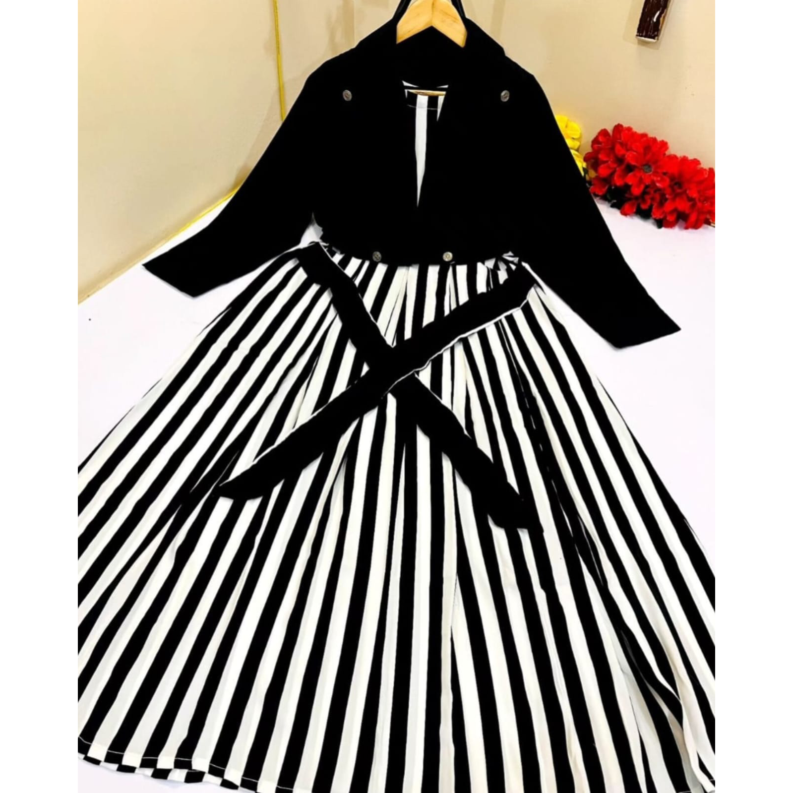 Lining print 2 piece article most trending