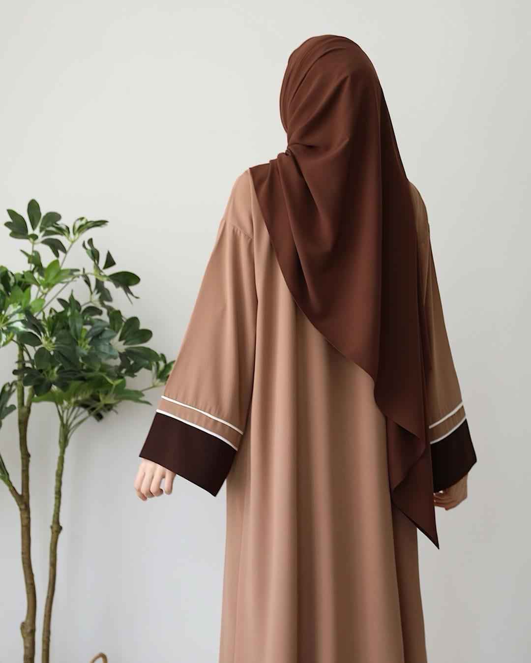 Brown Contrast Abaya With Stroller