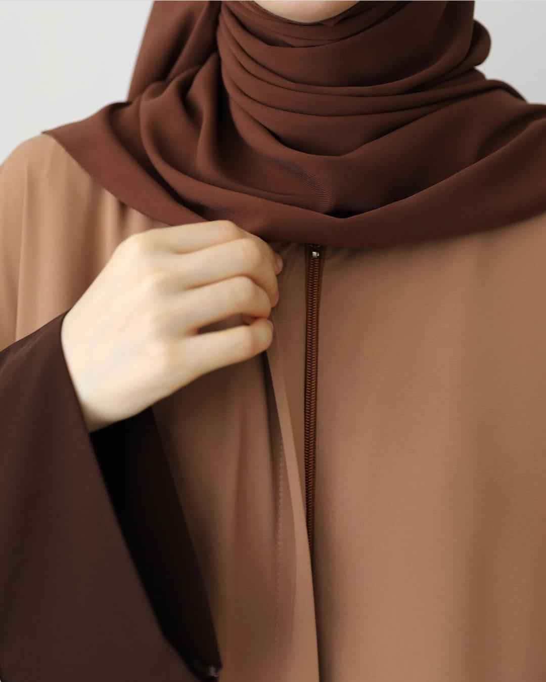 Brown Contrast Abaya With Stroller
